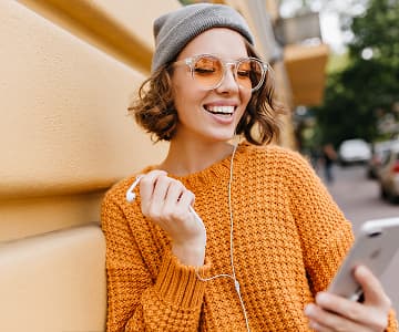 Photo girl yellow sweater